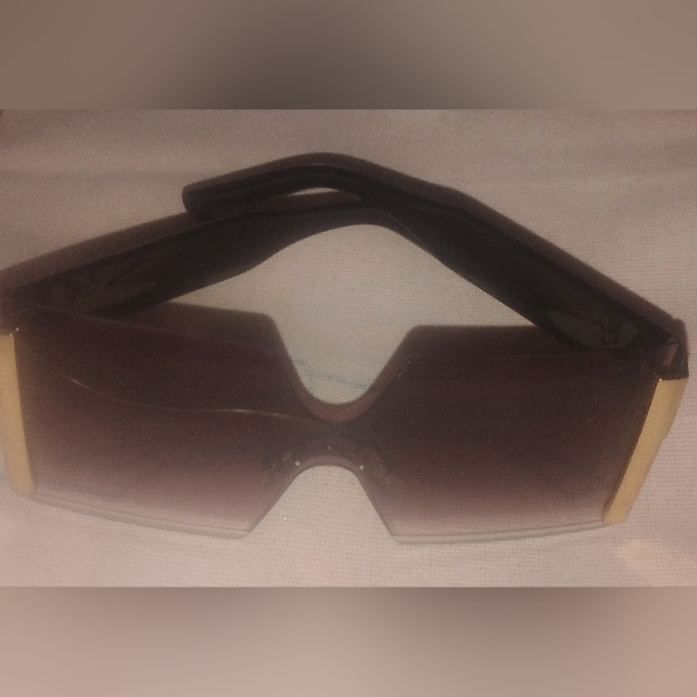 Sleek Wraparound Gradient Sunglasses